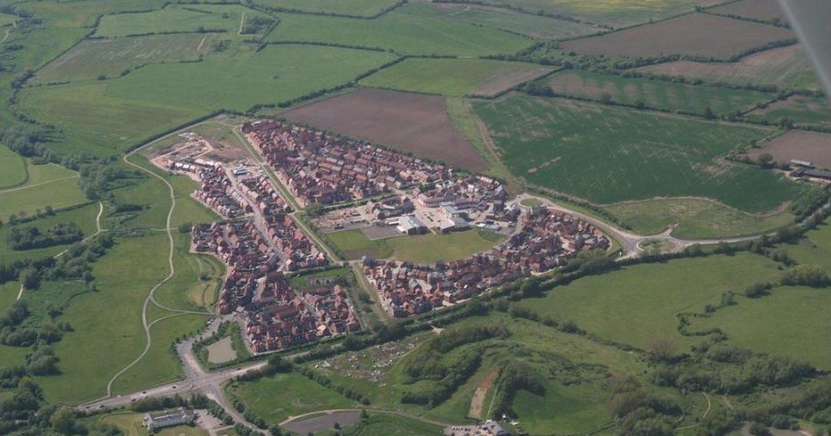 Aerial view of a new housing estate at Weedon Hill, Aylesbury, surrounded by farmland